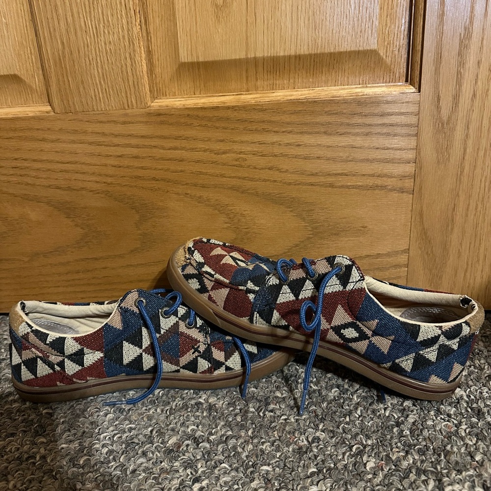 Geometric Patterned Casual Shoes